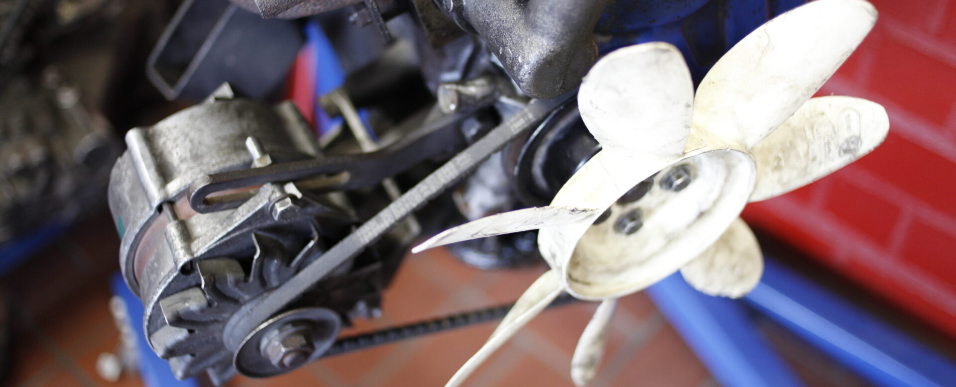 Nahaufnahme eines Autolüfters mit Riemenscheibe und Riemen